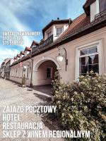 un edificio con un cartel delante en Hotel Zajazd Kultury, dawniej Pocztowy, en Zielona Góra