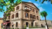 an old stone building with a balcony on it at Giritligil Hotel in Manisa
