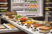 マカオにあるAndaz Macau, By Hyattのさまざまな種類の食べ物が並ぶビュッフェライン