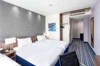 Een bed of bedden in een kamer bij Holiday Inn Express The Hague - Parliament by IHG