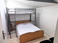 1 dormitorio con 2 literas en una habitación en La Maison Manole, en Jard-sur-Mer
