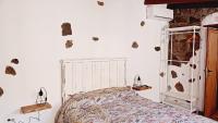 A bed or beds in a room at Casita el Parral