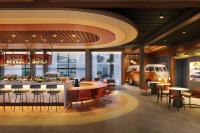 Un restaurante con bar y una furgoneta al fondo. en Moxy Banff, en Banff