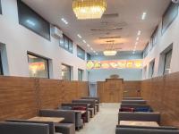 uma sala de espera com cadeiras e um pódio em فندق الشموخ Hotel Al Shmokh em Aousserd