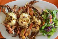 einen Teller mit Garnelen und Salat in der Unterkunft Gold Coast Beach Resort, Kund Malir in Kund Malīr