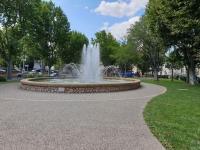 a fountain in the middle of a park at Bali Dream II Hyper Centre Fontaine Moussue in Salon-de-Provence