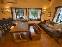 un soggiorno con un divano e un tavolo di Geoparadise Nishiizu a Shizuoka