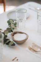 クルーガーズドープにあるFARMHOUSE58の白いテーブル(ボウルとメガネ付)