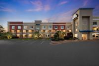 Un gran edificio con un estacionamiento enfrente. en Days Inn by Wyndham Florence Near Civic Center, en Florence