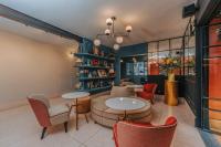 ein Restaurant mit Tischen und Stühlen in einem Raum in der Unterkunft Casa Altata Hotel Boutique in Mexiko-Stadt