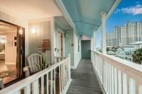 Ein Balkon oder eine Terrasse in der Unterkunft Deeded Beach Access- 10 min Walk to Hangout