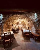 een restaurant met tafels en stoelen in een stenen tunnel bij Il Viterbino Struttura convenzionata con impianti termali in Viterbo