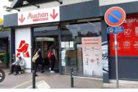 a store with people in the entrance of a building at Appartement gare Plaisir grignon in Plaisir