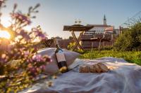 Una botella de vino encima de la cama en Pension Sebastian a vinný bar Prostě SKLEP, en Mikulov