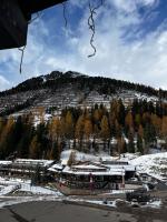 un rifugio sciistico su una montagna con un pendio innevato di Ski Lodge Pampeago a Tesero
