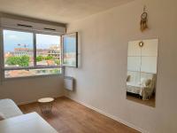Łóżko lub łóżka w pokoju w obiekcie Appartement tout équipé à 6 minutes de la Gare St Charles