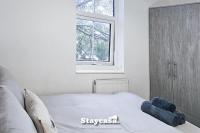 Postel nebo postele na pokoji v ubytování Charming 6-bed Near Alexandra Park - Free Parking