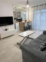 a living room with a couch and a table at Appartement gare Plaisir grignon in Plaisir