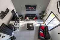 Telewizja i/lub zestaw kina domowego w obiekcie Le Valentino - Piscine - Calme - Circuit Bugatti - Rêve au Mans
