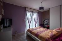 Łóżko lub łóżka w pokoju w obiekcie Le Valentino - Piscine - Calme - Circuit Bugatti - Rêve au Mans