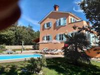 Bazén v ubytovaní Apartment in Tinjan/Istrien 38387 alebo v jeho blízkosti
