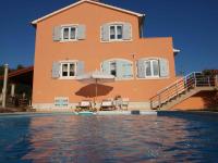 Bazén v ubytovaní Apartment in Tinjan/Istrien 38387 alebo v jeho blízkosti