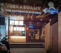 un ristorante con un cartello sulla parte anteriore di Silverador Boutique Hotel a Thane