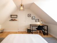 a bedroom with a bed and a desk in a attic at LE PEACEFUL - Gare - Palais des Congrès - Rêve au Mans in Le Mans