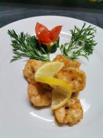 PostmasburgにあるStayのエビと付け合わせが添えられた白い皿の料理