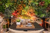 Un jardín fuera de WestDoor Hotel