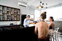 een man aan een bar met een vrouw bij Emerald Bay Resort Mirissa in Mirissa