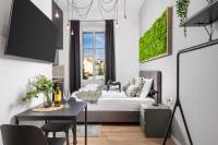una sala de estar con un sofá y una mesa en Apartments &amp; rooms ONE WORLD, en Rijeka