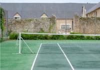 a tennis net on a tennis court at DOMAINE LE MEZO in Ploeren