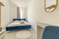 a bedroom with a blue bed and a mirror at LE BLEU - Lumineux, 1 chambre, salle de bain moderne in Castelsarrasin