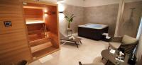 un baño con ducha y bañera en Hôtel Les Nations The Originals Boutique VICHY, en Vichy