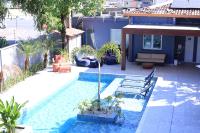 una casa con piscina en un patio en Uiramutam Palace Hotel, en Boa Vista