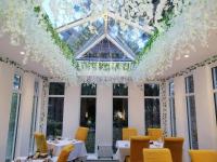 Un comedor con un techo cubierto de luces. en Guestling Hall Hotel, en Guestling