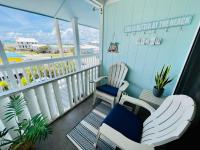 Ein Balkon oder eine Terrasse in der Unterkunft Deeded Beach Access- 10 min Walk to Hangout