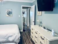 Ein Bett oder Betten in einem Zimmer der Unterkunft Deeded Beach Access- 10 min Walk to Hangout