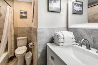 Ein Badezimmer in der Unterkunft Deeded Beach Access- 10 min Walk to Hangout