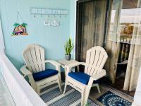 Ein Sitzbereich in der Unterkunft Deeded Beach Access- 10 min Walk to Hangout