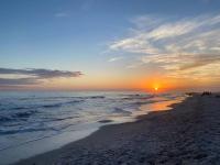 einen Sonnenuntergang am Strand mit Sonnenuntergang in der Unterkunft Deeded Beach Access- 10 min Walk to Hangout in Gulf Shores