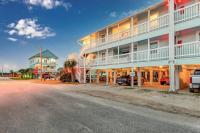 eine leere Straße vor einem Gebäude in der Unterkunft Deeded Beach Access- 10 min Walk to Hangout in Gulf Shores