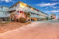 ein großes Mehrfamilienhaus am Straßenrand in der Unterkunft Deeded Beach Access- 10 min Walk to Hangout in Gulf Shores