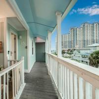 einen Balkon eines Hauses mit Blick auf Gebäude in der Unterkunft Deeded Beach Access- 10 min Walk to Hangout in Gulf Shores