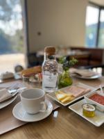 Una mesa con una taza de café y una botella de alcohol. en Aldea Rural y Gastro Restaurante Casona de Labrada, en Labrada