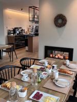 comedor con mesa con comida y chimenea en Aldea Rural y Gastro Restaurante Casona de Labrada, en Labrada