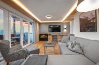 Telewizja i/lub zestaw kina domowego w obiekcie Hotel Alpina Wellness & Spa Resort