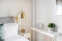 Posteľ alebo postele v izbe v ubytovaní Zeus Temple view 2BD Apartment by UPSTREET