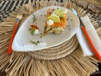 un piatto bianco con un pezzo di cibo su un tavolo di La maison d'hôte de la Forêt Retrouvée a Mahajanga